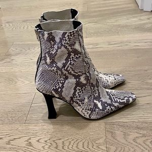 L’intervalle ‘Dukette’ Snake Print Boots